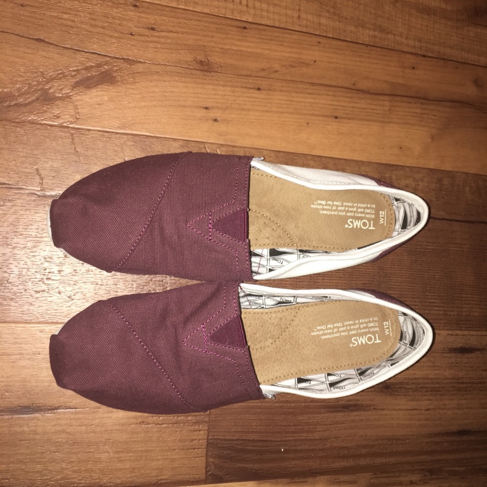 New toms burgundy and white color Sz 12w
